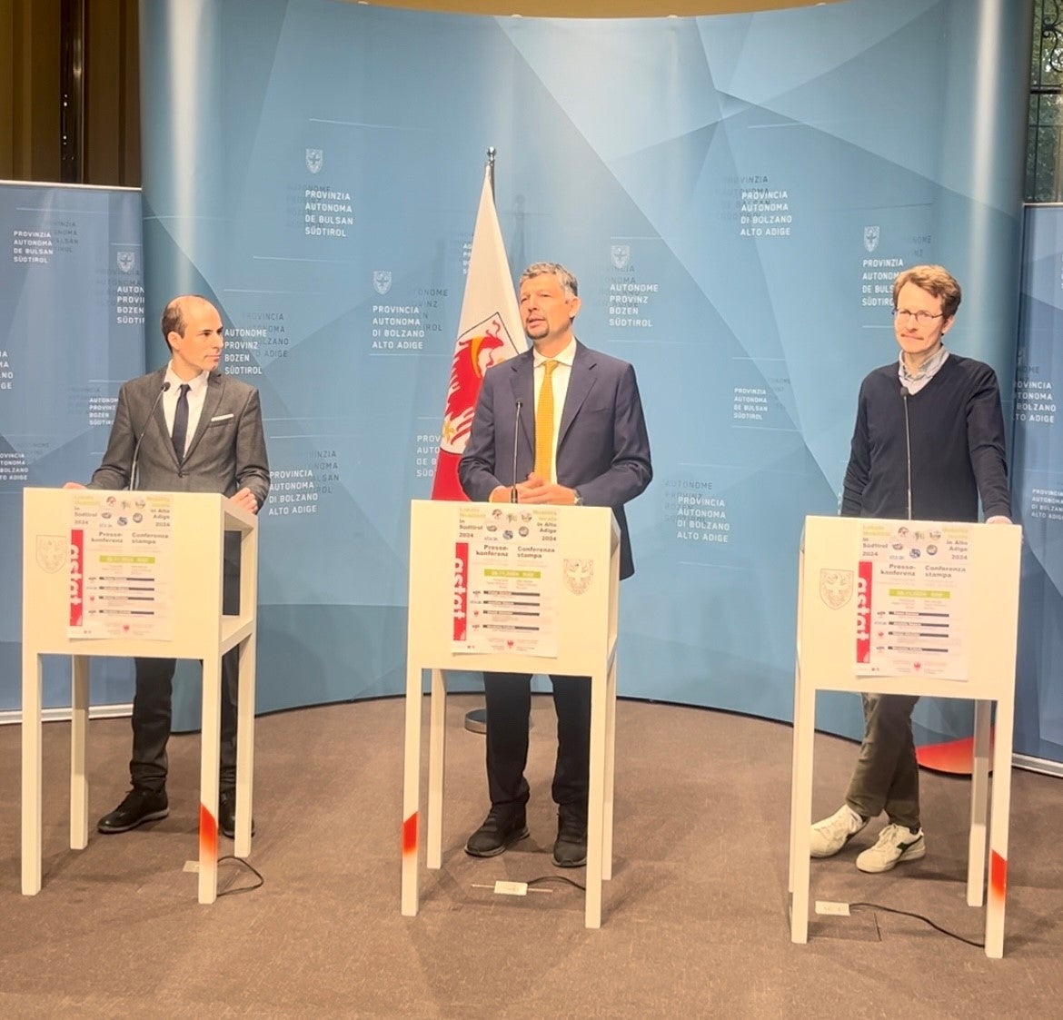 Die ASTAT-Erhebung, die ASTAT-Direktor Timon Gärtner, Mobilitätslandesrat Daniel Alfreider und STA-Vertreter David Felz  vorgestellt haben, gibt wichtige Einblicke, wie Südtirol die Mobilität der Zukunft gestalten kann. (Foto: LPA/Bruno Benedetto)