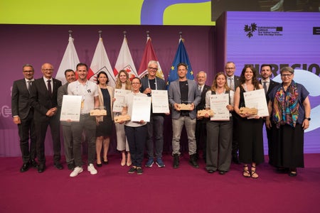 Alle Prämierten im Gruppenfoto mit den Vertreterinnen und Vertretern der drei Länder sowie der Wirtschafts- und Handelskammern und Jury-Vorsitzenden. (Foto: Land Tirol/Sedlak)