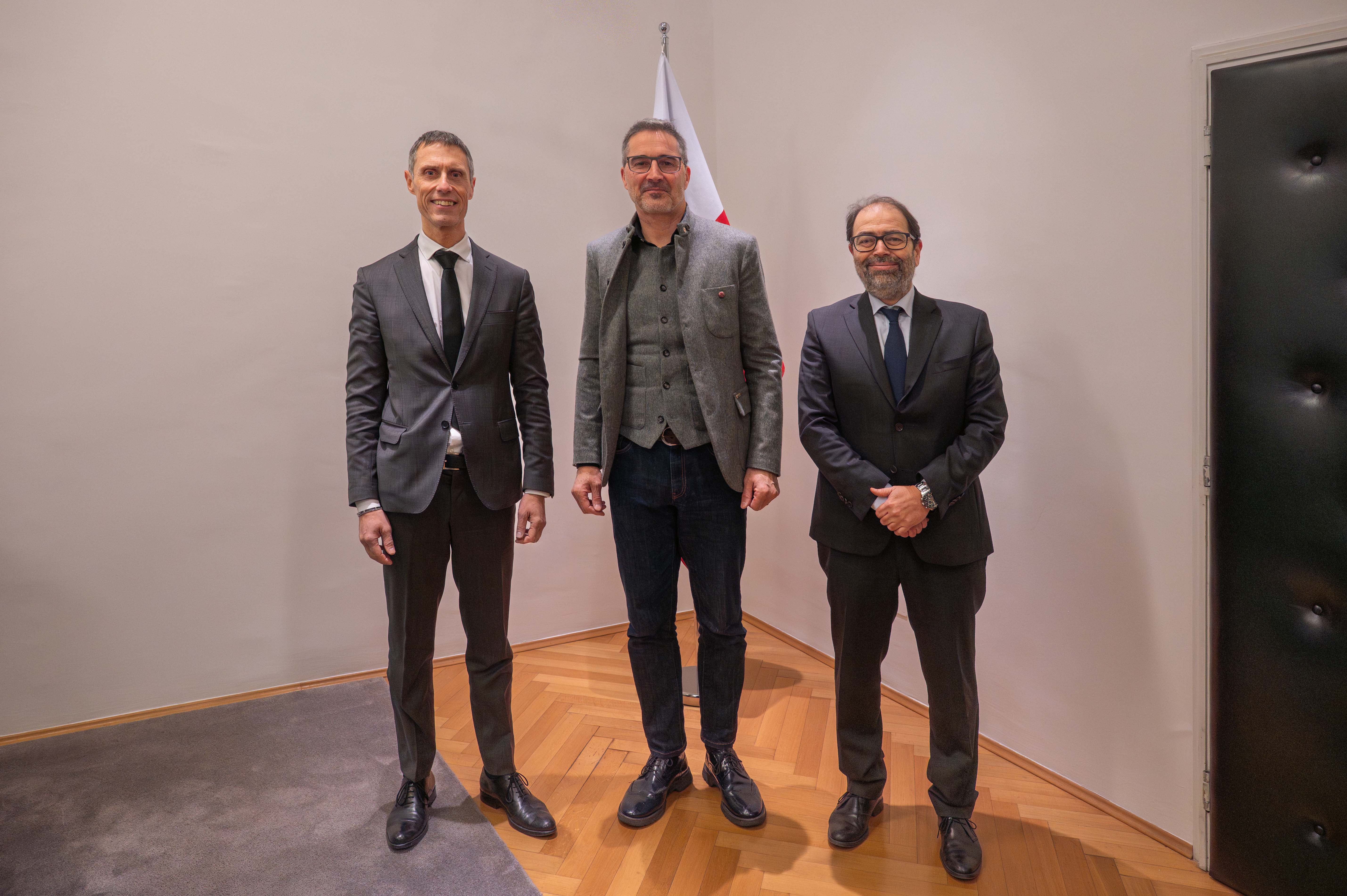 Visita inaugurale a Palazzo Widmann: da sinistra il nuovo direttore della filiale di Bolzano della Banca d'Italia, Stefano Francescon, il presidente della Provincia autonoma di Bolzano, Arno Kompatscher, e il vicedirettore della filiale, Christian Di Capua. (Foto: USP/Greta Stuefer)