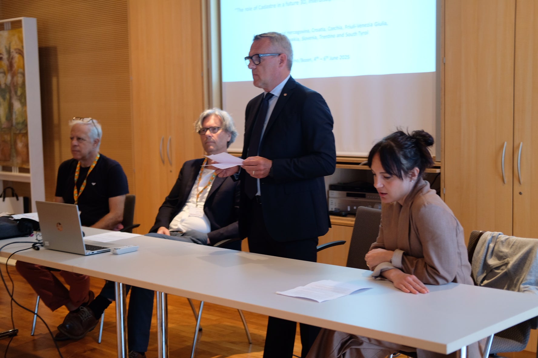 Landesrat Christian Bianchi (stehend) verwies bei der 40. Ausgabe der internationalen Kataster-Konferenz auf die anstehenden Herausforderungen und die Wichtigkeit der länderübergreifenden Zusammenarbeit. (Foto: LPA/Gianluca Crocco)