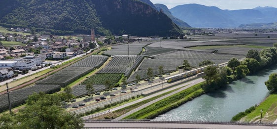 Rendering der Variante Terlan für den Ausbau der Bahnlinie Bozen-Meran. Im Bild der Abschnitt entlang der Etsch. (Rendering: LPA/Ressort für Infrastrukturen und Mobilität)