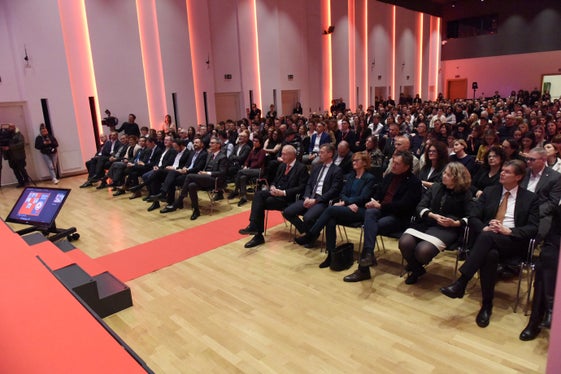 L'8 gennaio, presso il MEC (Meeting and Event Centre) dell'Hotel Four Points by Sheraton di Bolzano, si è svolta la tradizionale cerimonia di consegna dei diplomi, che ha visto protagonisti circa 240 diplomati di tutti e tre i gruppi linguistici che hanno concluso l'anno scolastico 2024/2025 con il massimo dei voti. (Foto: Ochsenreiter)