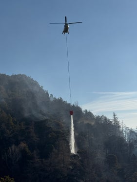 Per domare le fiamme sono stati impiegati alcuni elicotteri da soccorso. (Foto: USP/Unione Provinciale dei Corpi dei Vigili del Fuoco Volontari)