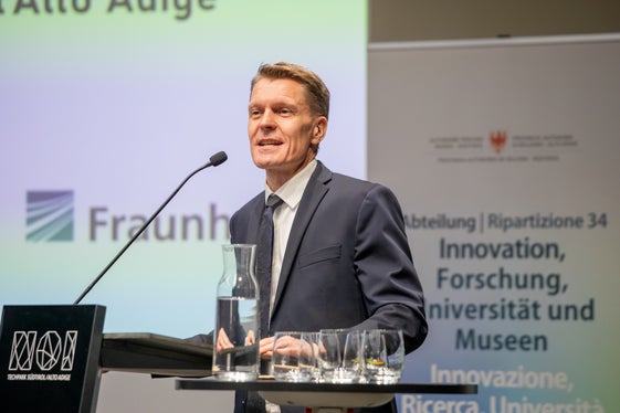 Al NOI Techpark si trova l'unico EDIH (European Digital Innovation Hub) dell'Alto Adige. Il direttore del NOI, Ulrich Stofner, ha sottolineato la necessità di occuparsi dell'IA soprattutto per poterla controllare. (Foto: USP/Bernhard Aichner)