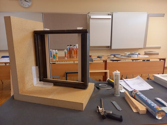 Seit der Genehmigung der Beruflichen Qualifikation "Fenstermonteur" durch die Landesregierung 2018 haben 60 Fenstermonteure nach Ausbildung und bestandener Prüfung ihr Zertifikat erhalten. Der nächste Lehrgang startet voraussichtlich im Frühjahr 2023. (Foto: LPA/Christian Tecini)