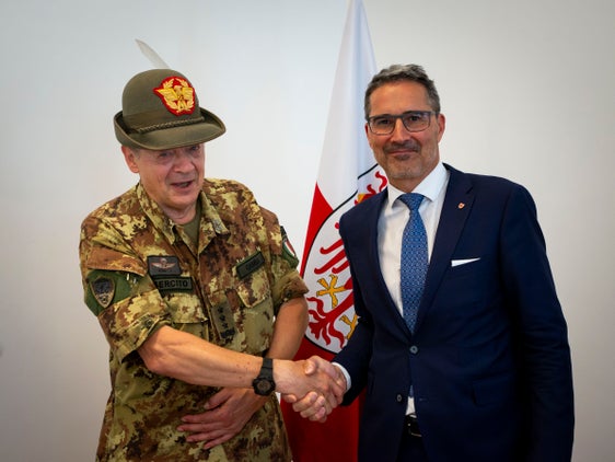 Fester Händedruck zum Abschied unter zwei Männern, die gut zusammengearbeitet haben: Armeekorpsgeneral Ignazio Gamba und Landeshauptmann Arno Kompatscher.  (Foto: LPA/Fabio Brucculeri)