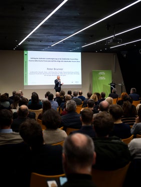 Landesrat Peter Brunner erklärte: Ich freue mich auf die konkreten Vorschläge, die das Stakeholder Forum Klima erarbeiten wird und wo es darum gehen wird, den größtmöglichen Konsens zu finden. (Foto: LPA/Fabio Brucculeri)