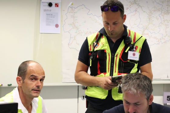 Al Centro Situazioni provinciale (da sinistra): il direttore dell'Ufficio Protezione civile Michael Gamper il coordinatore del Centro Situazioni Jonas Hochkofler e il vicecomandante del Corpo permanente dei vigili del fuoco Andrea Lazzarotto (Foto: USP/Maja Clara)