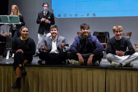 Im Bild von links: Roksela Gjeci (ladinischer Landesbeirat der Schülerinnen und Schüler), Aronne Mattedi (Vorsitzender des Landesbeirates des Trentino), Timo Kompatscher (deutscher Landesbeirat) und Matteo Azzolini Poggioli (italienischer Landesbeirat). (Foto: LPA/Landesbeirat der Schülerinnen und Schüler Trentino)