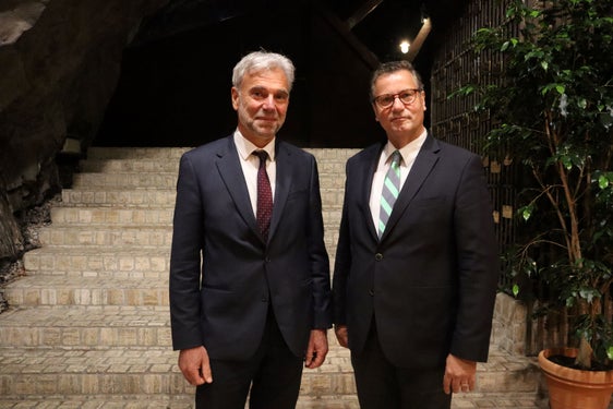 Minister Peter Hauk (r.) und Landesrat Arnold Schuler beim Treffen am Versuchszentrum Laimburg. (Foto: LPA/Noemi Prinoth)