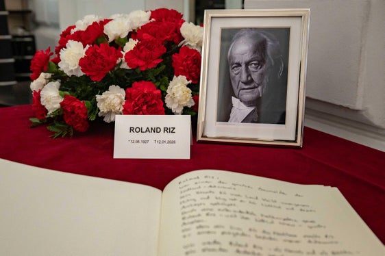 Tutti i cittadini possono rendere omaggio a Roland Riz, importante artefice dell'Autonomia dell'Alto Adige, firmando il libro delle condoglianze a Palazzo Widmann. (Foto: USP/Greta Stuefer)