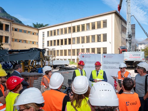 Affollato il punto stampa organizzato dall'assessore Bianchi (nella foto assieme al sindaco Corrarati, circondato da giornaliste e giornalisti) per la prima pinzata dell'abbattimento del complesso scolastico Pascoli-Longon, dove avrà sede il Polo bibliotecario. (Foto: USP/Fabio Brucculeri) 