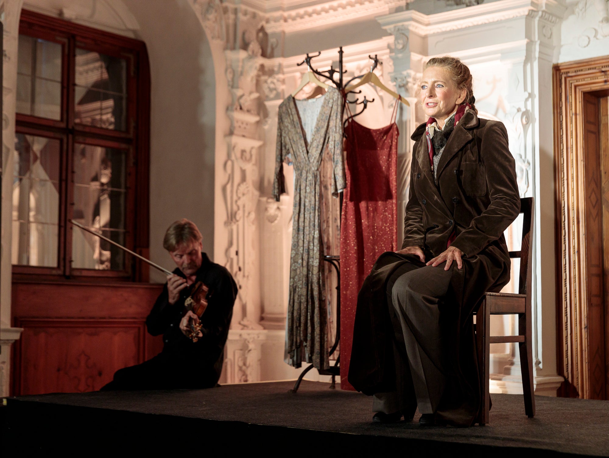Premiere für eine Zusammenarbeit der Euregio mit den Meraner Festspielen und dem Südtiroler Burgeninstitut: Die Euregio-Soirée brachte Literatur und Musik auf die Bühne. (Foto: LPA/Tiberio Sorvillo)