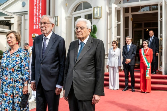 Doris Schmidauer (vorne von links), Bundespräsident Van der Bellen, Staatspräsident Mattarella und Regierungskommissärin Maddalena Travaglini (hinten von links), Landeshauptmann Kompatscher und Bürgermeisterin Zeller lauschten den Tönen der Stadtmusikkapelle Meran. (Foto: LPA/Ivo Corrà)