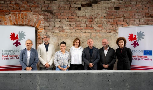 Die Steuerungsgruppe des Projektes mit den Referenten und Referentinnen der Tagung: (v. l.) Giuseppe Ferrandi (Fondazione Museo storico del Trentino), Christian Anich (Tiroler Landesmuseen), Angelika Fleckinger (Betrieb Landesmuseen), Museumsberaterin Paola Boccalatte, Euregio-Generalsekretär Christoph von Ach, Andreas Rudigier (Tiroler Landesmuseen), Elisa Bertò (Euregio-Generalsekretariat) (Foto: LPA/Manuela Tessaro)