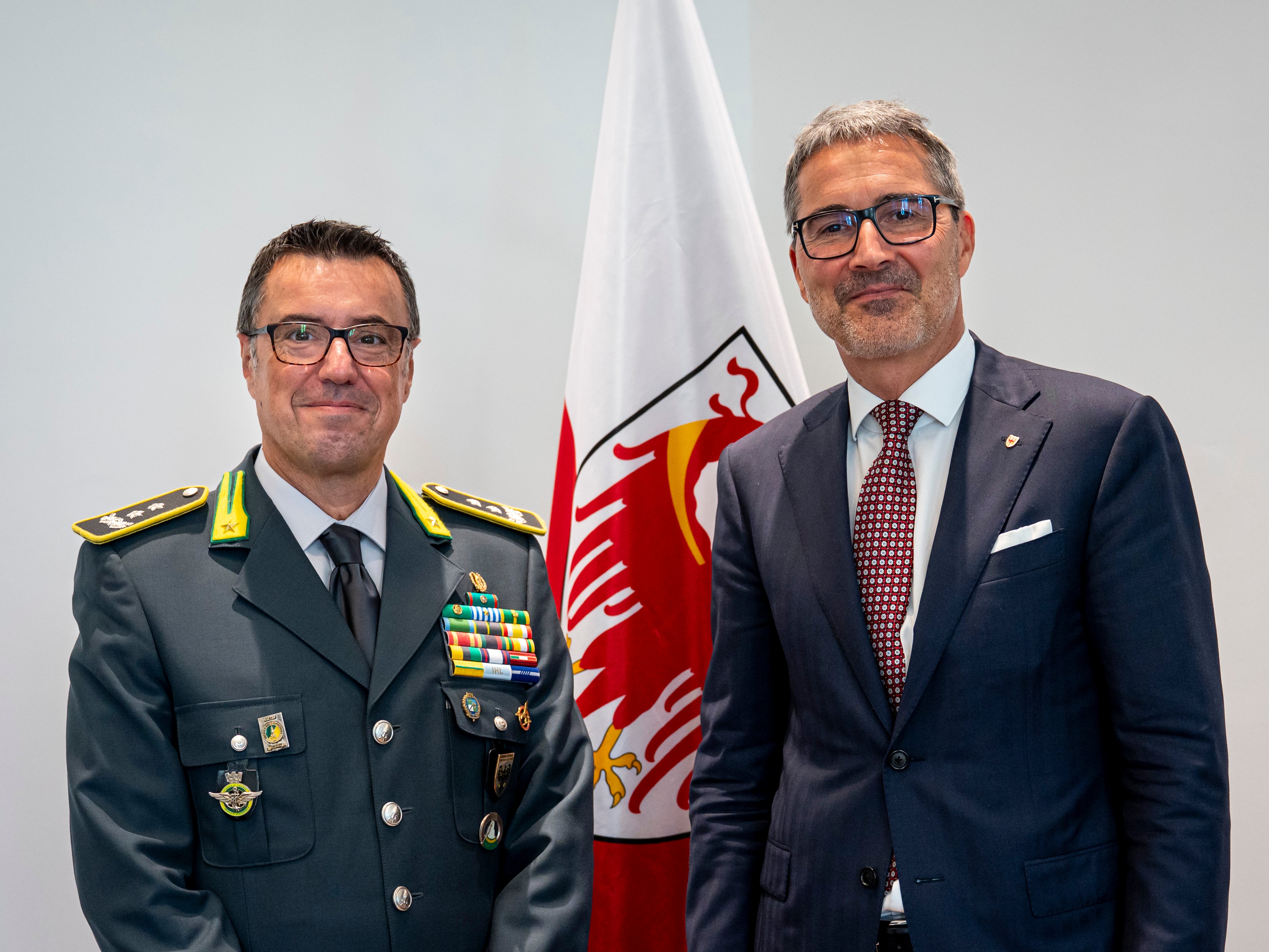 Il presidente della Provincia autonoma di Bolzano Arno Kompatscher (a destra nella foto) ha ricevuto nel suo ufficio a Palazzo Widmann il generale di Divisione Gavino Putzu, comandante regionale della Guardia di Finanza, in procinto di lasciare il suo incarico. (Foto: USP/Fabio Brucculeri)