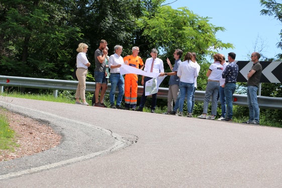 Sopralluogo e inizio dei lavori per l'ampliamento della strada provinciale a Cologna/San Genesio. (Foto: ASP/Ingo Dejaco)