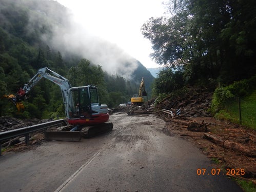 Dopo la frana lungo il rio di Rattisio vecchio della sera del 6 luglio, l'Ufficio Sistemazione bacini montani ovest ha avviato i lavori di sgombero. (Foto: USP/Ufficio Sistemazione bacini montani ovest/Roland Gufler)