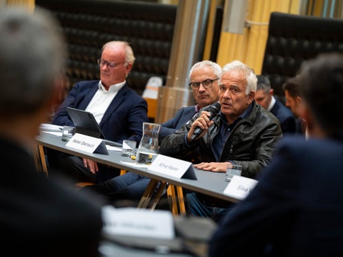 Vertretungen der Wirtschaft und Transportwesens sprechen mit Kompatscher und Alfreider über die Herausforderungen in puncto Verkehr auf der Brennerachse. (Foto: LPA/Fabio Brucculeri)