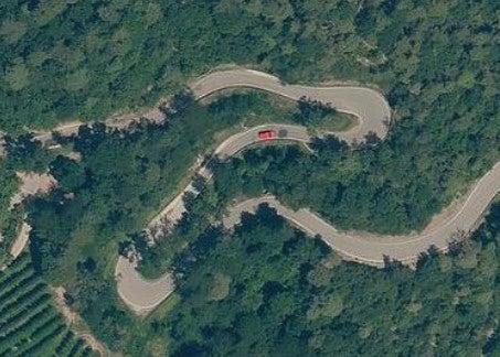 Sulla strada provinciale SP 171 Cologna-San Genesio saranno allargati due tornanti per consentire il transito contemporaneamente di un'auto e di un bus o camion. (Foto: ortofoto)