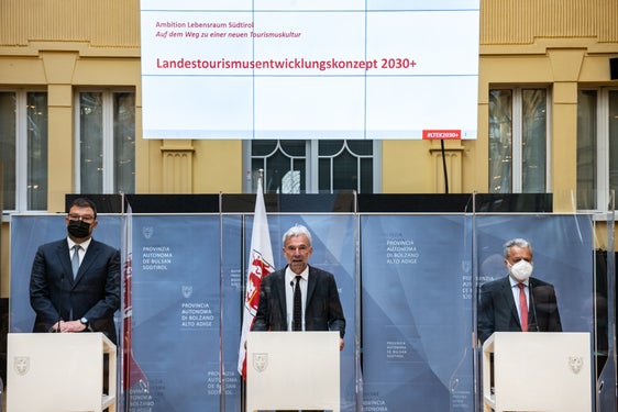 La prospettiva futura per il turismo altoatesino assieme a Eurac Resarch e IDM Alto Adige al centro della conferenza stampa odierna. Nella foto, da sx, Hansi Pichler, l'assessore Arnold Schuler e il professor Harald Pechlaner. (Foto: ASP/Ivo Corrà) 

