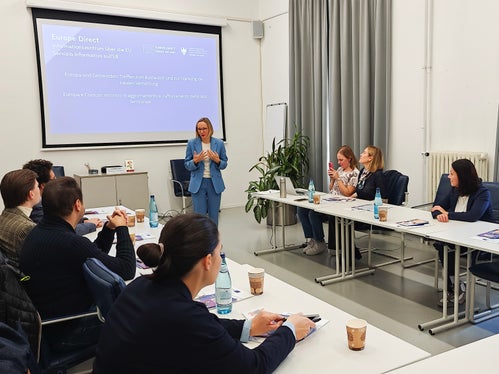 Con i fondi UE in Alto Adige vengono finanziate molte opere; l’Europa fa molto per noi e investe nelle persone e nelle infrastrutture locali. Cerchiamo di trasmettere questo valore aggiunto ai cittadini e alle cittadine”, ha sottolineato l’assessora provinciale all’Europa Magdalena Amhof durante l’incontro con i referenti comunali all’UE. (Foto: USP/Ursula Pirchstaller)