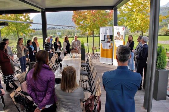 Im Rahmen einer kleinen Feier wurde die Unternehmensgruppe Oberalp für ihre Familienfreundlichkeit ausgezeichnet. (Foto: LPA/Greta Stuefer)