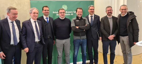 Die A22 war heute Thema in Trient: (v. l.) der technische Generaldirektor der A22, Carlo Costa, Geschäftsführer Diego Cattoni, Präsident Hartmann Reichalter, der Trentiner Landeshauptmann Maurizio Fugatti, Infrastrukturminister Matteo Salvini, Landeshauptmann Arno Kompatscher, der Bürgermeister von Trient, Franco Ianeselli, und der Trentiner Landesrat Roberto Failoni (Foto: Region/Davide Cordua) 