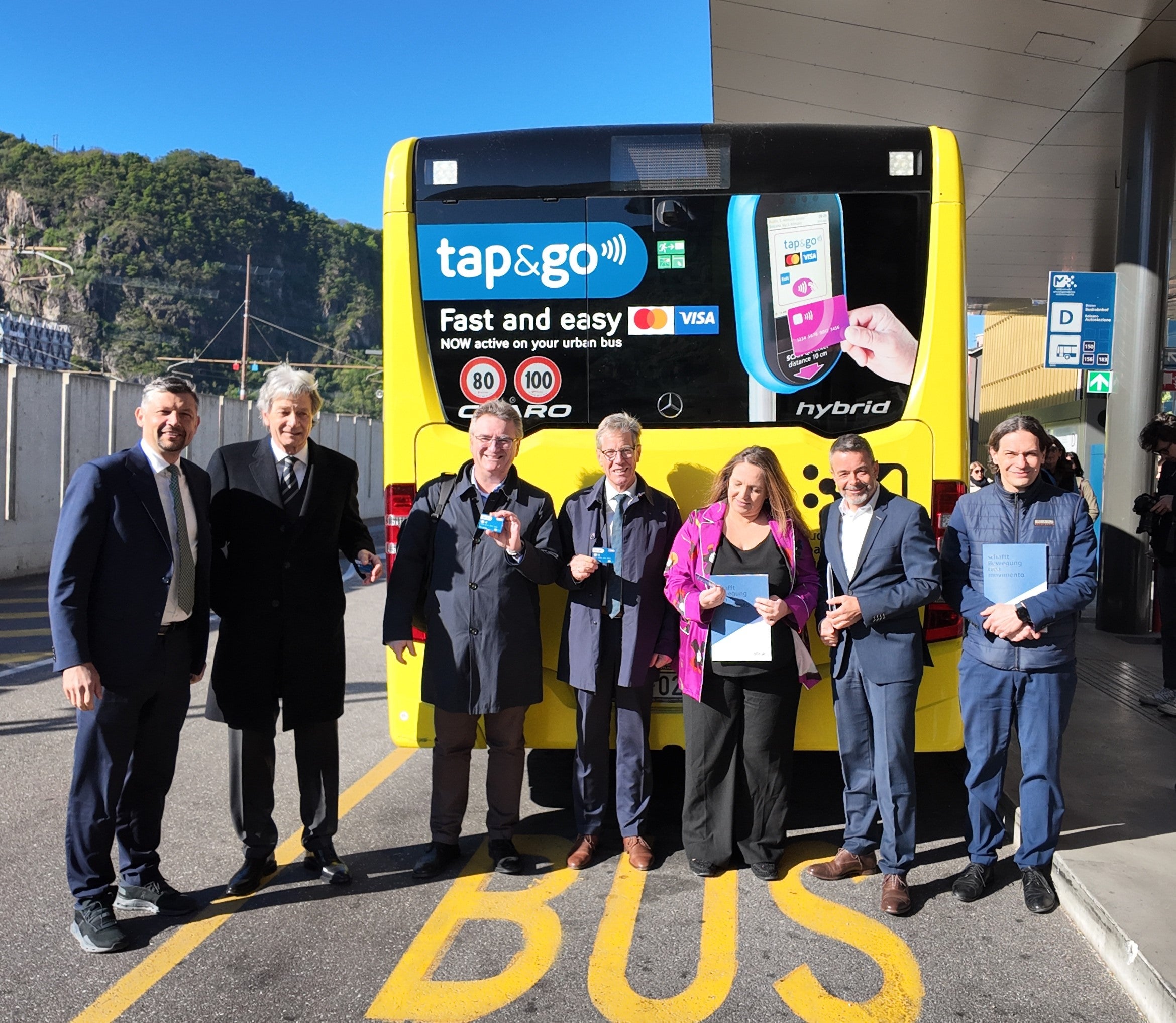Alla presentazione dell'iniziativa tap&go (da sinistra): l'assessore provinciale Daniel Alfreider, Gerhard Brandstätter (presidente Cassa di Risparmio), Alberto Naef (direttore generale Banca Popolare), Herbert Von Leon (presidente Raiffeisenverband), Astrid Kofler (presidente Sasa), Joachim Dejaco (direttore generale Sta - Strutture Trasporto Alto Adige SpA) e Ruggero Rossi De Mio (direttore generale Sasa). (Foto: USP/Bruno Benedetto)