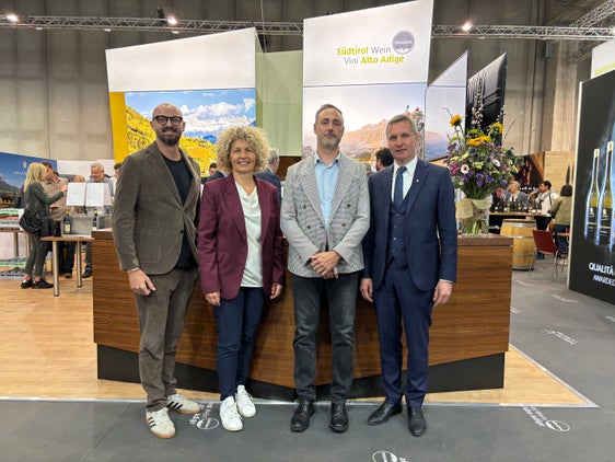 Landesrat Luis Walcher (ganz rechts) mit (von links) Eduard Bernhart (Direktor Konsortium Südtirol Wein), Margit Gamper (IDM), Andreas Kofler (Präsident Konsortium Südtirol Wein) (Foto: LPA/Ressort Landwirtschaft, Forstwirtschaft und Tourismus/sp)