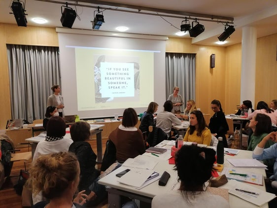 Cun ncuei se stluj ju i Dis pedagogics metui a jì dala Ntendënza ladina per duta la nseniantes y i nsenianc dla scoles y l’educadëures dla scolines ladines. (Foto: USP)