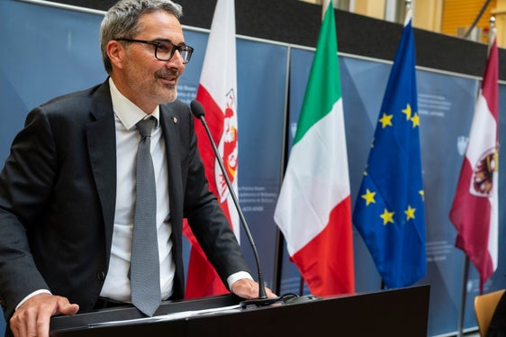 Landeshauptmann Arno Kompatscher betonte die Bedeutung der Autonomiereform für das Land Südtirol: „Autonomie bedeutet, Dinge selbst regeln zu können, damit sie den besonderen Anforderungen eines Gebietes gerecht werden“, erklärte er. (Foto: LPA/Ivo Corrà)