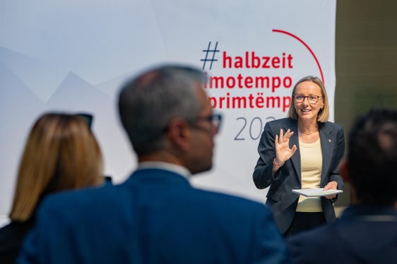 "Eine starke Verwaltung ist das Rückgrat Südtirols. Gute Arbeit verlangt auch gute Bedingungen", unterstrich Personallandesrätin Magdalena Amhof bei der Pressekonferenz zur #halbzeit der Legislatur und  verwiesen auf Maßnahmen im Bereich Personal, die den öffentlichen Dienst attraktiver und gleichzeitig fit für die Herausforderungen von morgen machen sollen. (Foto: LPA/Greta Stuefer)
