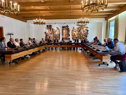 Beim Treffen im Gemeinderatssaal im Rathaus von St. Ulrich ging es darum, wirksame Maßnahmen auf den Weg zu bringen, um die Lebensqualität für die einheimische Bevölkerung langfristig zu schützen. (Foto: LPA/Ressort Landwirtschaft, Forstwirtschaft und Tourismus/Sabine Pitscheider)