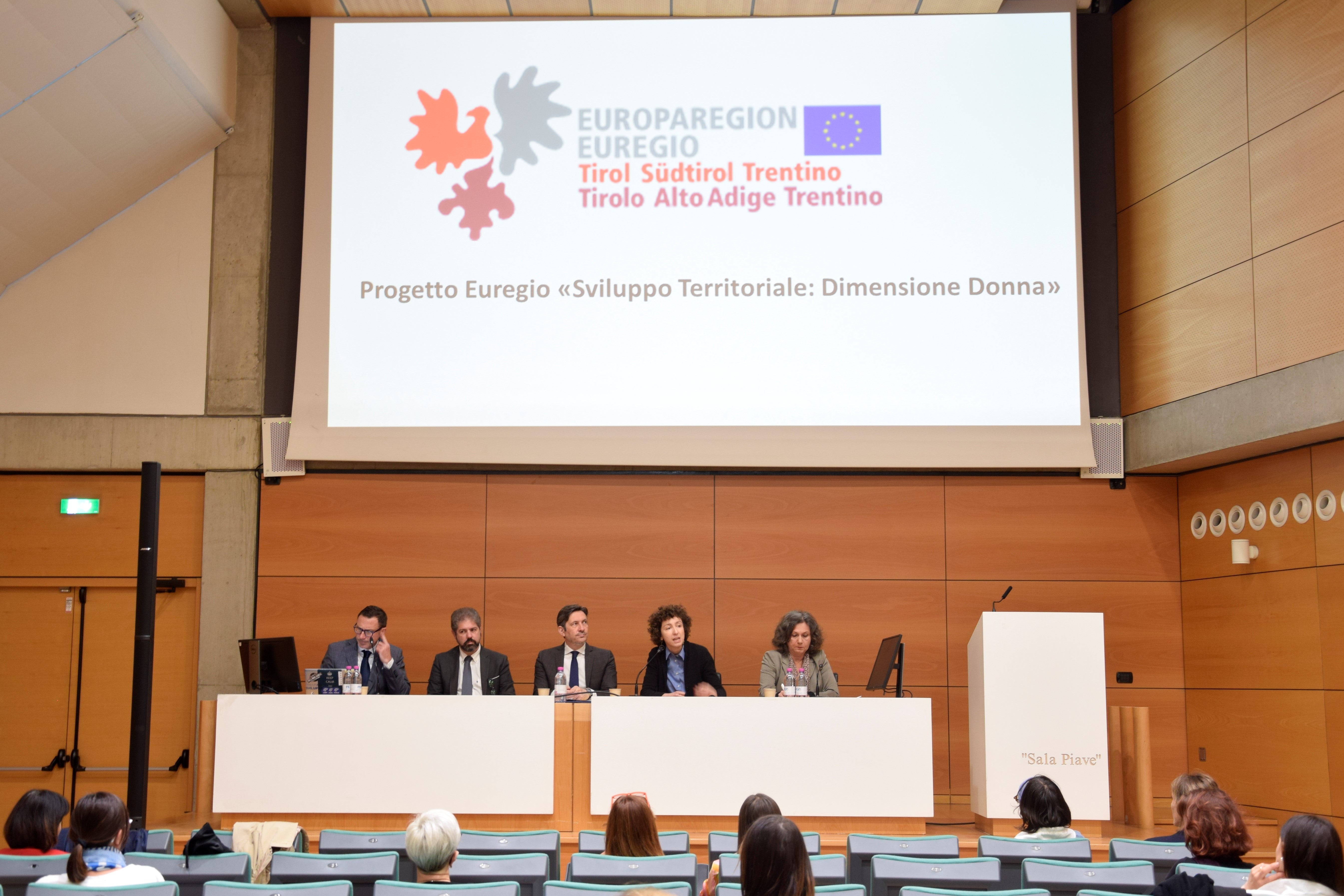 Il punto sull’iniziativa, Sviluppo territoriale: dimensione donna, promossa nell’ambito della Presidenza trentina dell’Euregio, è stato fatto in occasione del primo incontro orientativo tenutosi presso Trentino Sviluppo. Al tavolo dei relatori da sin.: Silli, Degasperi, Spinelli, Bertò, Di Iorio (Foto: Archivio Trentino Sviluppo S.p.A.)