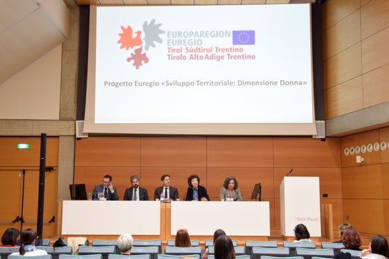 Il punto sull’iniziativa, "Sviluppo territoriale: dimensione donna", promossa nell’ambito della Presidenza trentina dell’Euregio, è stato fatto in occasione del primo incontro orientativo tenutosi presso Trentino Sviluppo. Al tavolo dei relatori da sin.: Silli, Degasperi, Spinelli, Bertò, Di Iorio (Foto: Archivio Trentino Sviluppo S.p.A.)