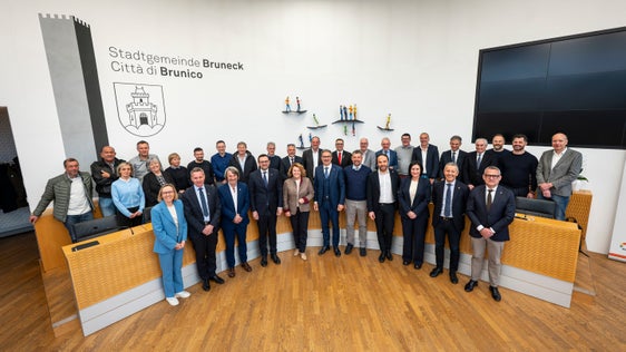 Zur Halbzeit der laufenden Legislaturperiode führt die Landesregierung Sondersitzungen in den Bezirken durch, am 31. März stand im Gemeinderatssaal von Bruneck das Treffen mit den Gemeinden und der Bezirksgemeinschaft Pustertal auf dem Programm. (Foto: LPA/Fabio Brucculeri)