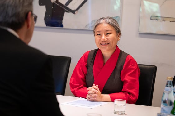 Thinlay Chukki, rappresentante del Governo tibetano in esilio a Ginevra, a colloquio con il presidente Kompatscher (Foto: USP/Greta Stuefer)