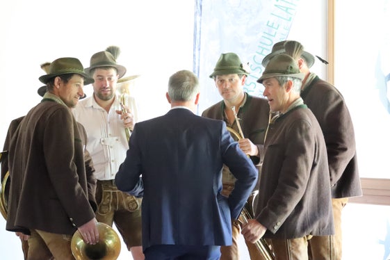 Forstwirtschaftslandesrat Luis Walcher im Gespräch mit den MItgliedern der Jagdhornbläsergruppe Weißkugel Matsch, die die Feierstunde musikalisch gestaltet haben. (Foto: LPAMaja Clara)