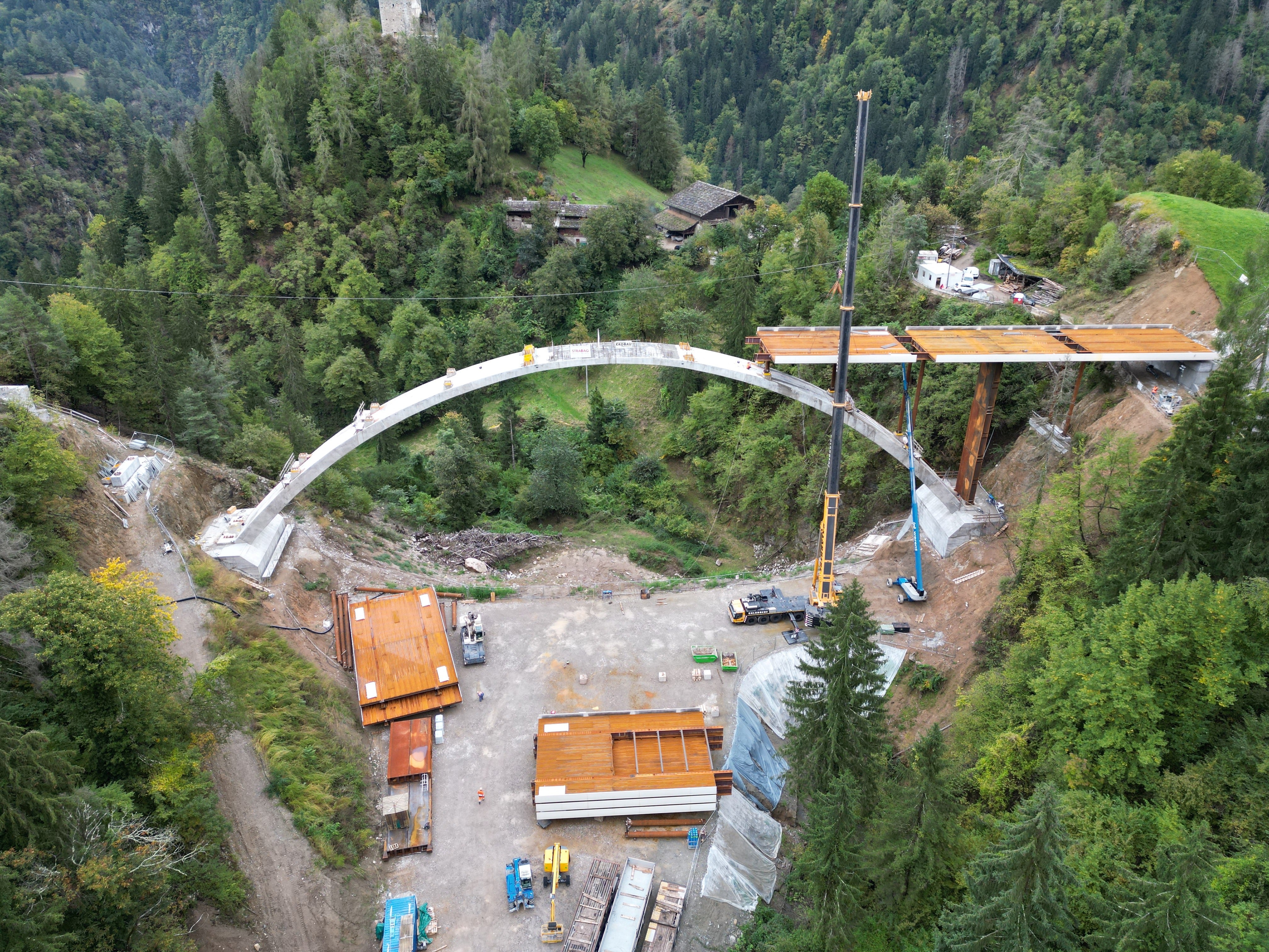 Die Montage der neuen Brücke bei Schloss Eschenlohe auf der Landesstraße im Ultental geht zügig voran und erfolgt mit höchster Präzision und mit viel Augenmerk auf Sicherheit. (Foto: LPA/DNA)