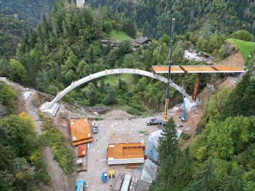 Die Montage der neuen Brücke bei Schloss Eschenlohe auf der Landesstraße im Ultental geht zügig voran und erfolgt mit höchster Präzision und mit viel Augenmerk auf Sicherheit. (Foto: LPA/DNA)