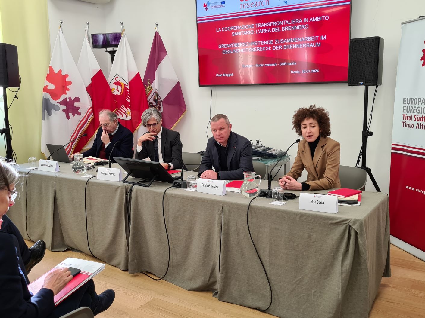 Der Euregio-Dienstag in der Casa Moggioli mit (v.r.) Elisa Bertò, Christoph von Ach, Francesco Palermo und Giulio Maria Salerno (Foto: Presseamt Trentino)