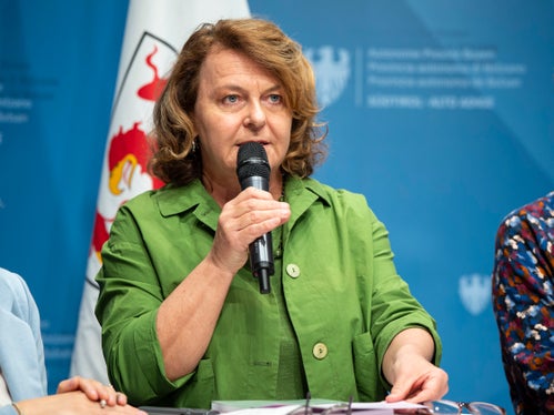 Landesrätin Rosmarie Pamer kündigte an, dass in Umseetzung der Neuregelung der Ombudsstellen der oder die Verantwortliche für sexualisierte Gewalt voraussichtlich im Juli vom Landtag ernannt werden und zeitnah die Tätigkeiten aufnehmen soll. (Foto: LPA/Fabio Brucculeri) 