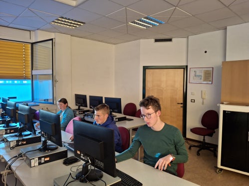 Karin Thaler, David Gurschler und Matthias Lang der Fachschule Salern rätselten beim Quiz Politische Bildung. (Foto: LPA/Tanja Rastner) 
