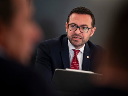 L'assessore provinciale allo Sviluppo economico Marco Galateo ha fornito ai sindaci locali alcune informazioni sui siti di lavorazione della ghiaia di Ora e di Egna. (Foto: USP/Fabio Brucculeri)