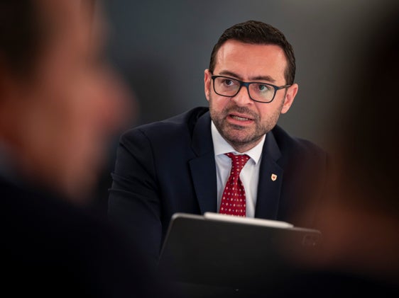 Landesrat Marco Galateo informierte bei der außerordentlichen Sitzung der Landesregierung in Auer über die Pläne des Landes, künftig die Standorte für den Abbau und die Verarbeitung von Kies und Schotter über einen Landesplan festlegen zu wollen. (Foto: LPA/Fabio Brucculeri)