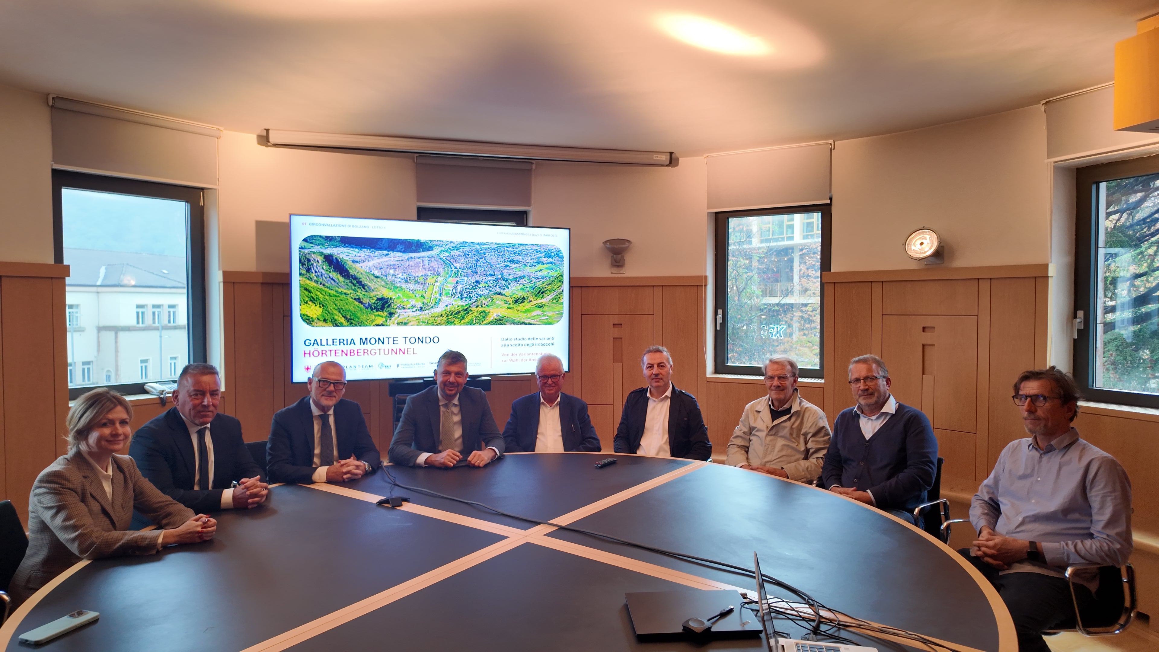 Beim zweiten technischen Treffen zur Machbarkeitsstudie des Hörtenbergtunnels in Bozen (von links): Mobilitätsstadträtin Johanna Ramoser, Stadtrat für öffentliche Arbeiten und Raumplanung Stephan Konder, Bozens Bürgermeister Claudio Corrarati, Landesrat  Daniel Alfreider, Johann Röck (PlanTeam), Abteilungsdirektor Umberto Simone, Federico Pasquali (Pasquali-Rausa Engineering), Georg Fischnaller (EUT Engineering) und Paolo Nannucci, erster Mitarbeiter des Landesamtes für Straßenbau Mitte/Süd. (Foto: LPA/Ressort Infrastrukturen und Mobilität)