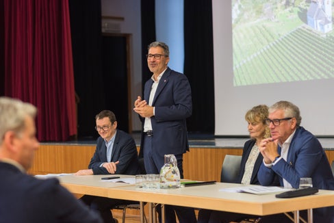 Gemeinsam können wir den Weg zu einer klimaneutralen Zukunft Südtirols ebnen und deswegen gehen wir gemeinsam positiv und mit Überzeugung ans Erstellen und Umsetzen der Klimapläne, sagte Landeshauptmann Arno Kompatscher (2. von links) bei der Vorstellung des Klimaplans der Gemeinde Jenesien mit Klimaschutzressortdirektor Alexander Gruber (1. von links), Gemeindereferentin Monika Mair (3. von links) und Gemeindenverbandspräsident Andreas Schatzer. (Foto: LPA/Patrizia Corriero) 