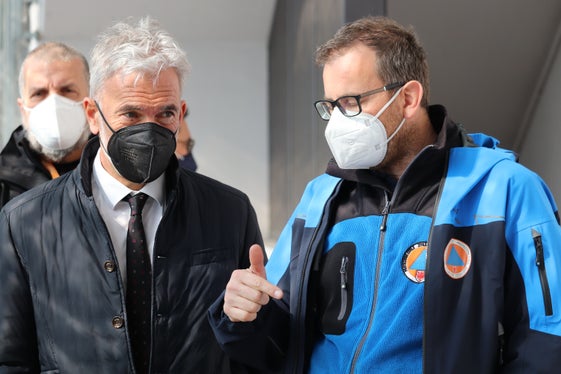 Alcuni rifugiati dall'Ucraina sono arrivati ​​oggi (11 marzo) al Centro di accoglienza  di Bozen Süd, l'immagine mostra l'assessore alla Protezione civile Arnold Schuler (a sinistra) durante il sopralluogo di oggi con Andreas Simmerle, dell'Agenzia per la protezione civile. (Foto: ASP/Maja Clara) 