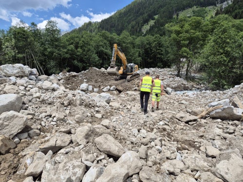 Im Steinzgerbach in Antholz-Obertal gerieten etwa 20.000 Kubikmeter Material in Bewegung; die Wildbachverbauung hat mit den Aufräum- und Wiederherstellungsarbeiten begonnen. (Foto: LPA/Amt für Wildbach- und Lawinenverbauug Ost in der Agentur für Bevölkerungsschutz)